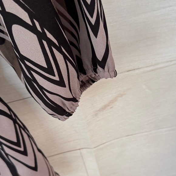 Banana Republic Black and Taupe Patterned Blouse NWOT XS - Picture 4 of 6